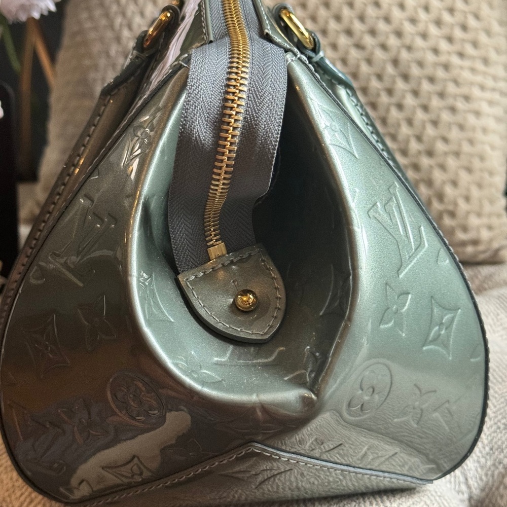 Louis Vuitton Sherwood GM in Gorgeous Givre Vernis - Picture 7 of 17